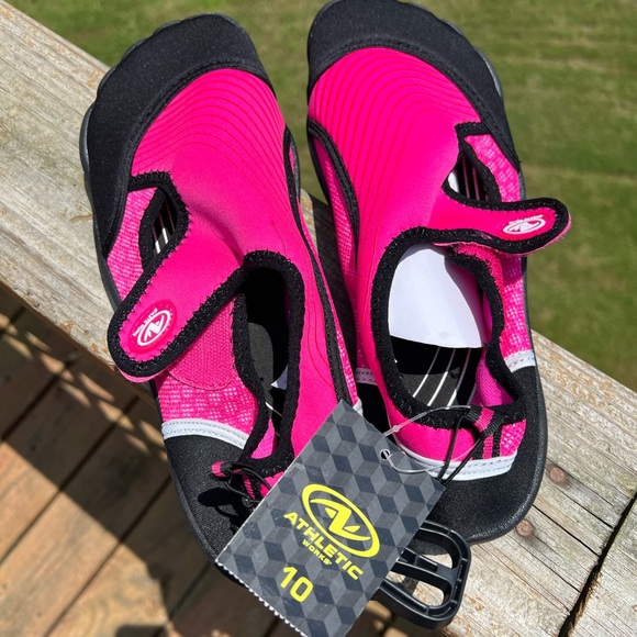 NWT | ATHLETIC WORKS Size 10 Water Shoes | outdoor Adventure - Picture 1 of 4